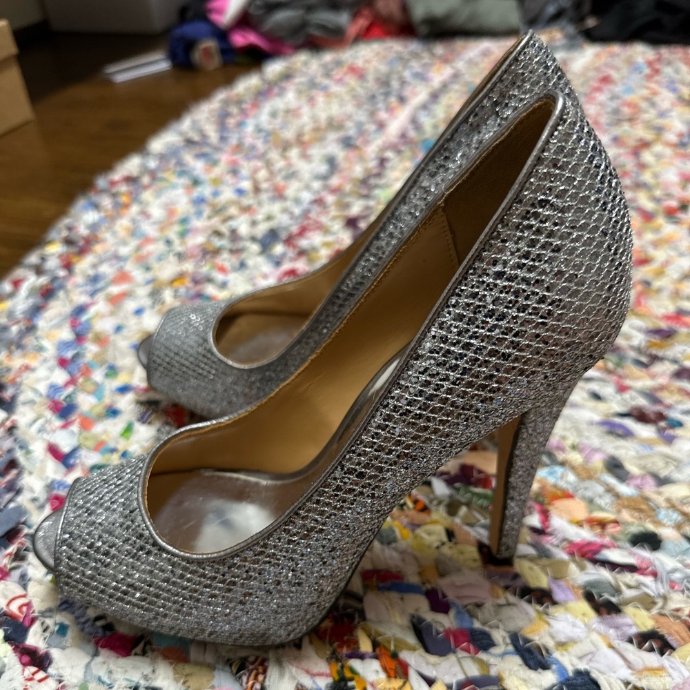 SILVER sparkle Badgley Mischka heels. Size 7.